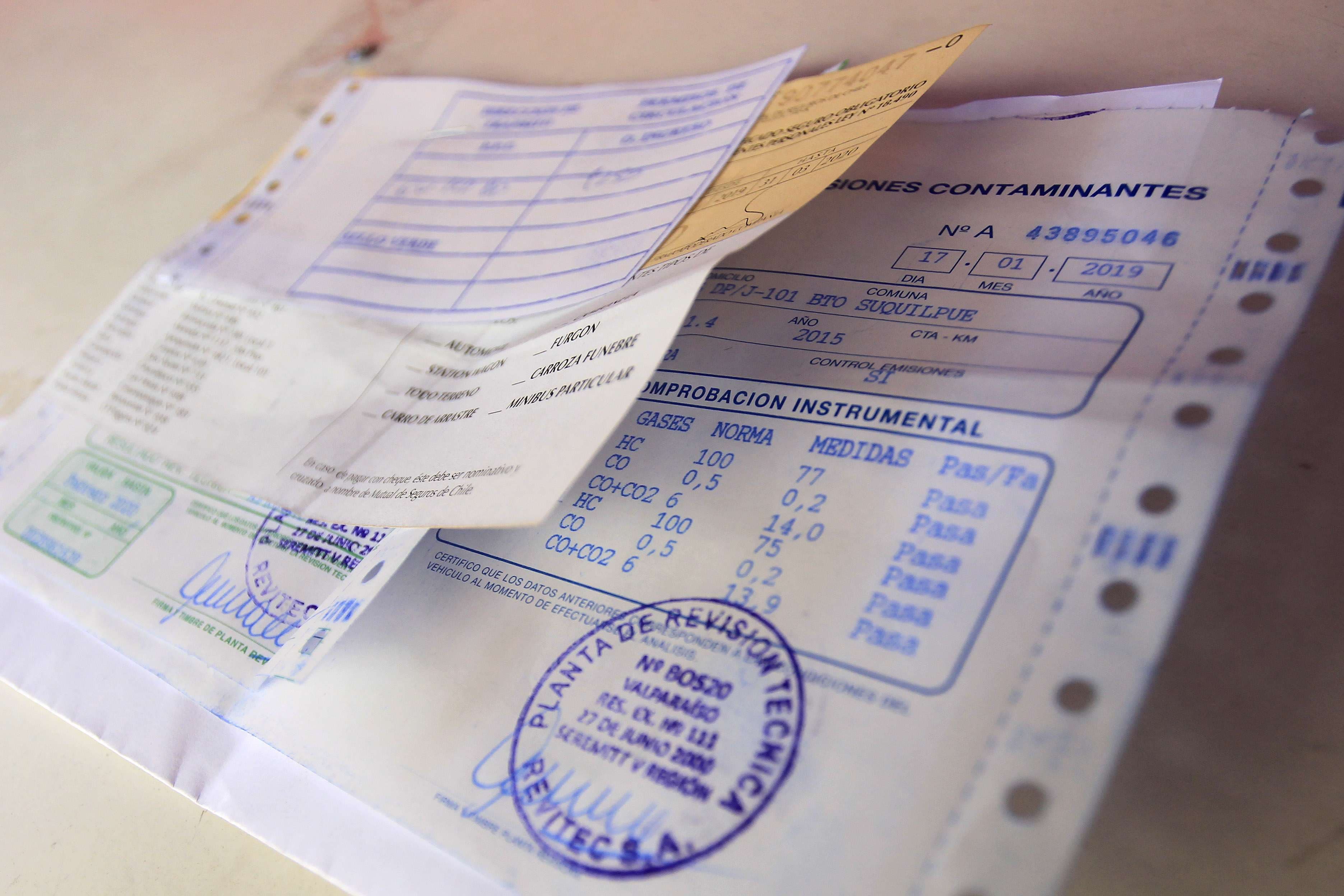 Documentos obligatorios que debes llevar en tu auto en Chile (2025) 📑🚗